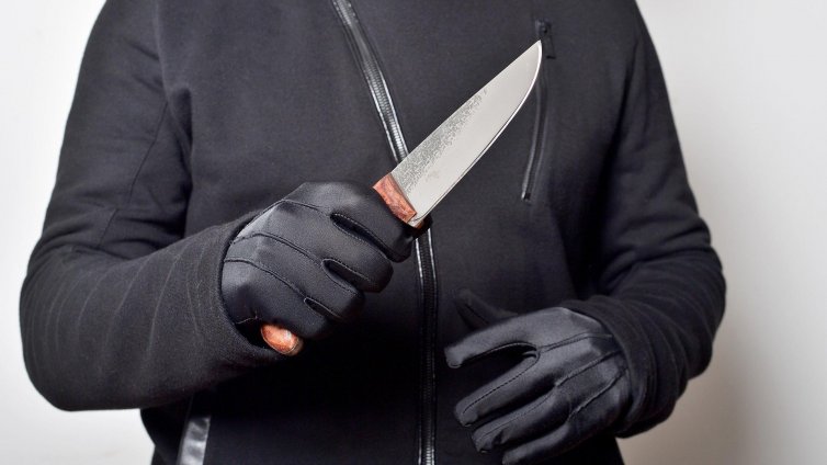 Англичанин уби българка и я зарови в градината. Съседите видели... стърчащи крака!