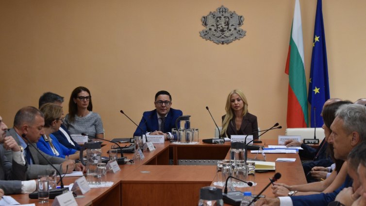 Вицепремиер събра 273 предложения за административни мерки в полза на индустрията и на хората