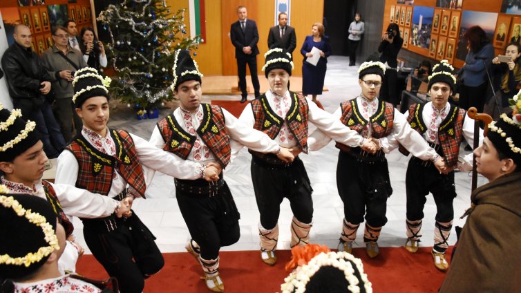 Коледари навестиха на Игнажден първенците на Варна