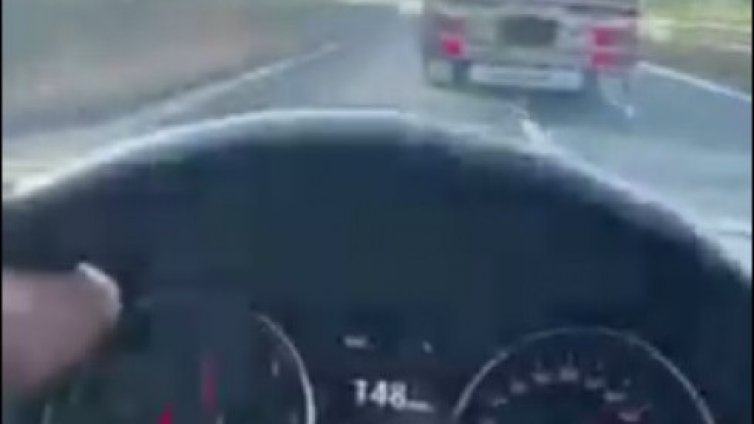"Фолксваген" се опита да настигне тир с близо 160 км/ч. Не можа! (ВИДЕО)