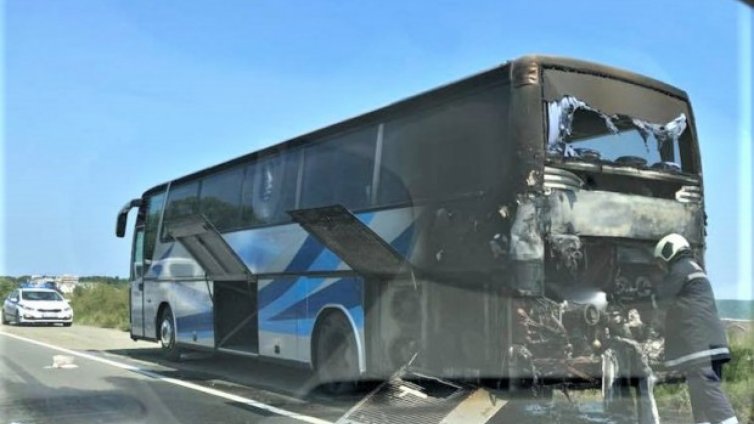 Автобус се възпламени по пътя Бургас-Поморие