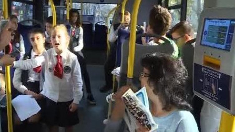 Рецитали и песни във варненски автобуси за Деня на будителите