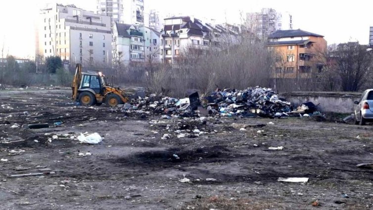 Изчистиха над 41 тона боклуци от двора на училище