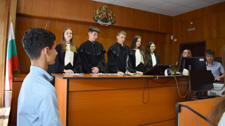 Ученици от Варна участваха в симулиран процес по гражданско дело