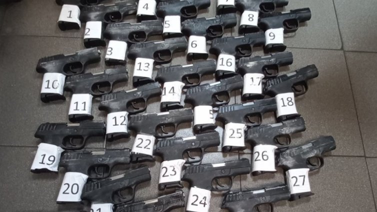 Шофьор опита да прекара през границата ни 35 контрабандни пистолета