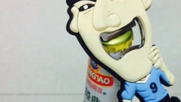 Фирми правят пари от хапещия Суарес