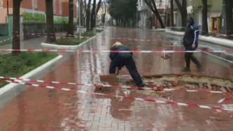 Тротоарът на ул. "Михаил Колони" пропада за...трети път