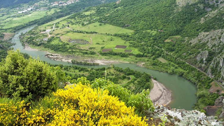 Пожарникари спасиха 2 мъже и 6 деца от воден капан