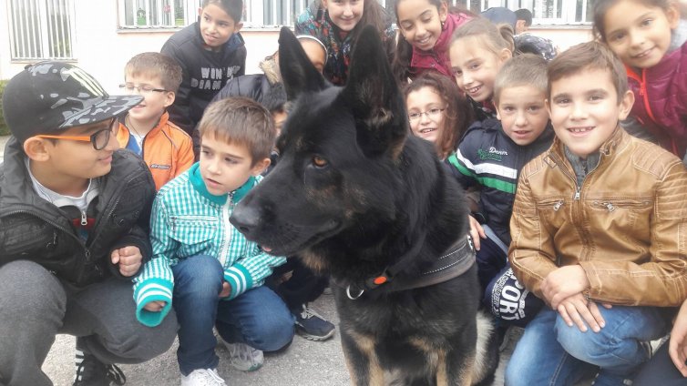 Деца опознават работата на полицията във Варна