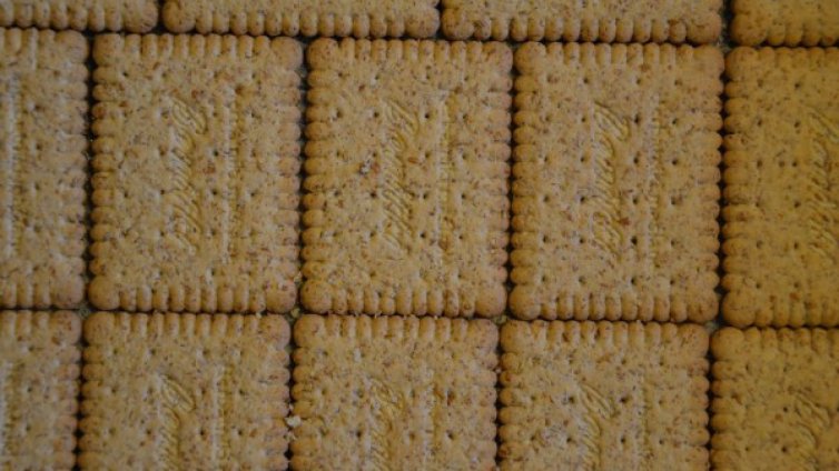 Сигнал: Бисквити с изтекъл срок на годност в училища!