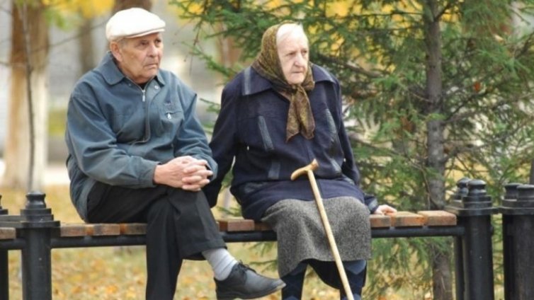 817 000 пенсионери с мизерни пари, само 2200 българи взимат 3 бона на месец