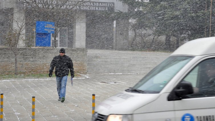 Зимата се завръща в четвъртък и петък със слаб сняг