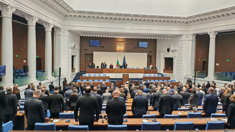 В парламента почетоха паметта на Любен Дилов с едноминутно мълчание