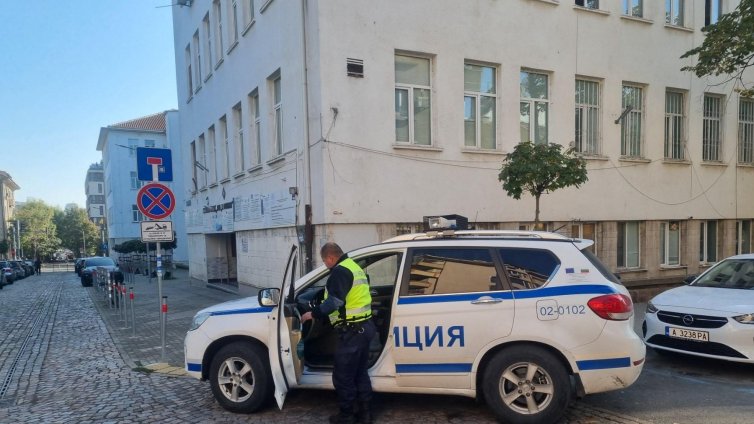 Евакуираха училище в Бургас, след като ученички се пръскаха с лютив спрей
