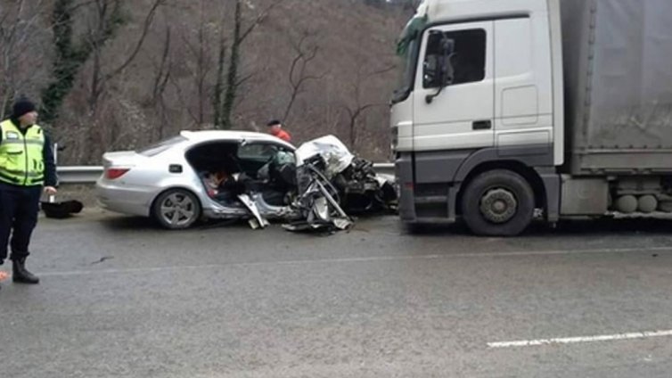 Кола и камион се удариха на пътя за Златните, шестима пострадаха