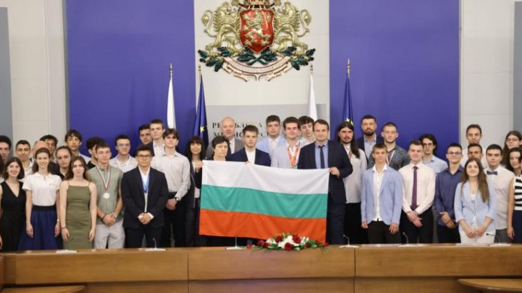 Желязков връчи националния флаг на олимпийските отбори по природни науки