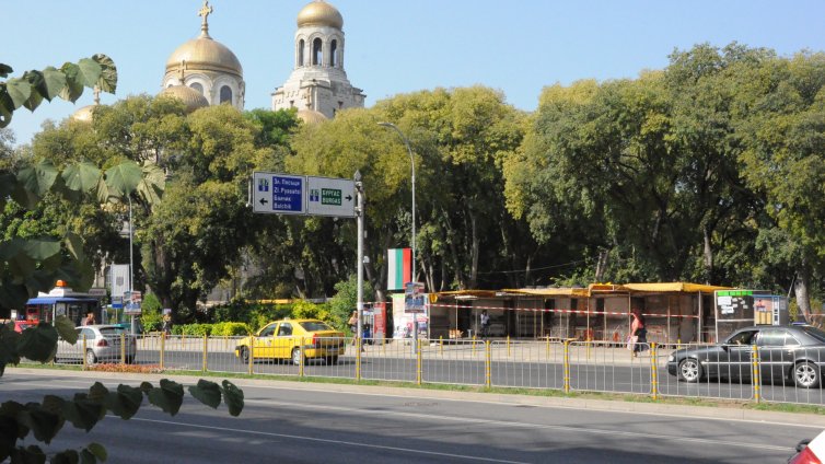 Махат павилионите с цветя до катедралата във Варна