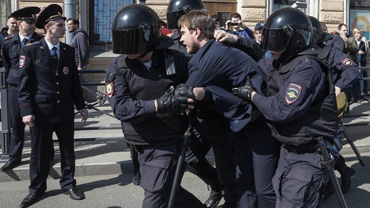 Десетки задържани на протест в Москва, сред тях и Навални  