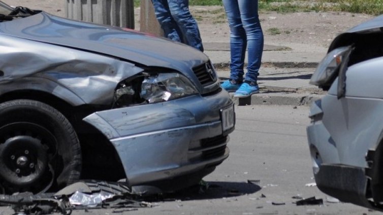 Два автомобила се удариха челно във Варна