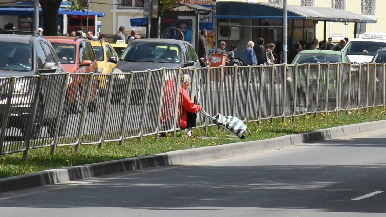 Пешеходка рискува живота си на бул. „Владислав Варненчик” във Варна (СНИМКИ)