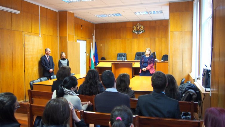 Студенти от 9 университета в страната стажуват в Окръжен съд-Варна