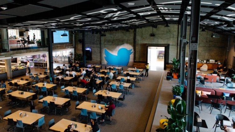 Близо половината служители на Twitter "отлетяха"