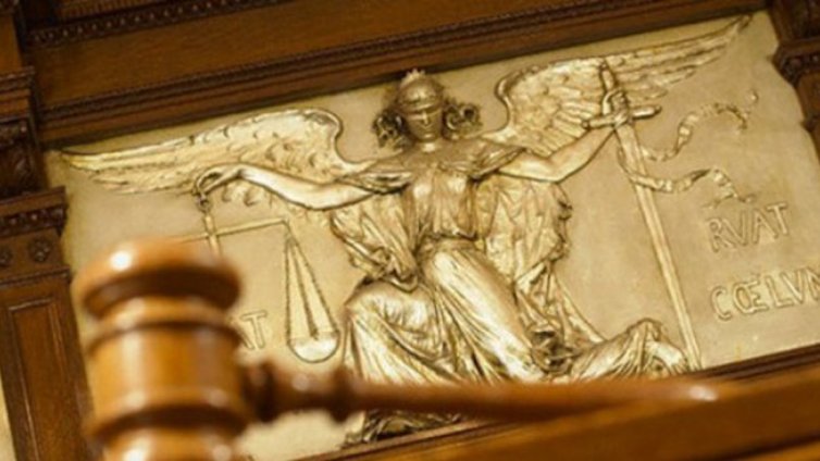 Ученикът, ударил учителка - обвиняем за две престъпления