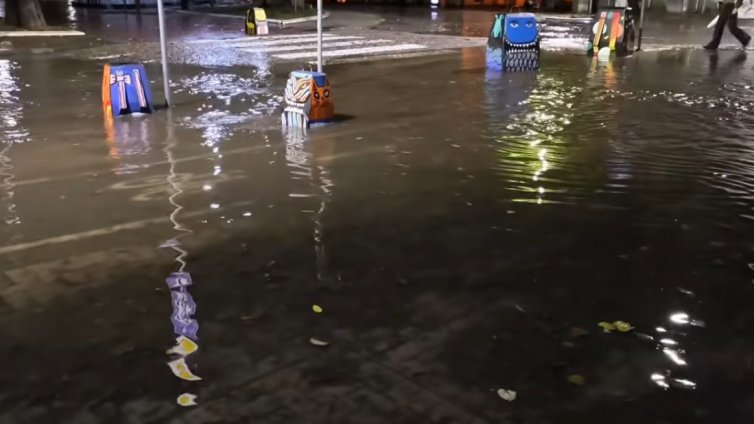 Дъждът през нощта наводни подлези във Варна (ВИДЕО)