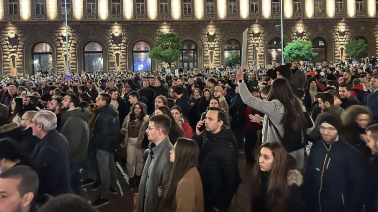 Среднощни протести срещу бюджета и ексцесии в София