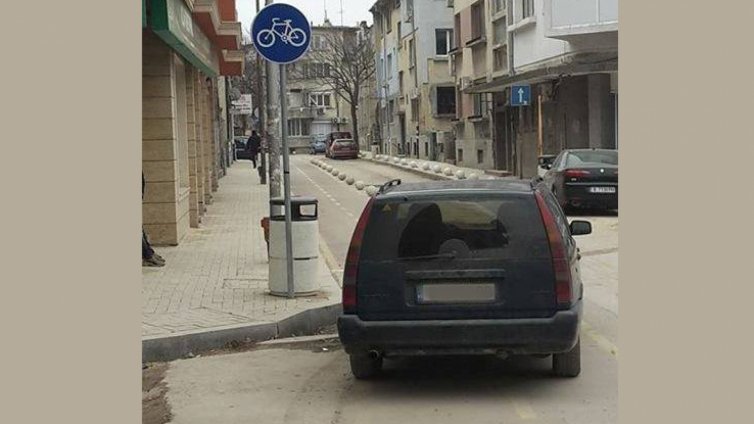 Ето как се паркира на велоалея във Варна