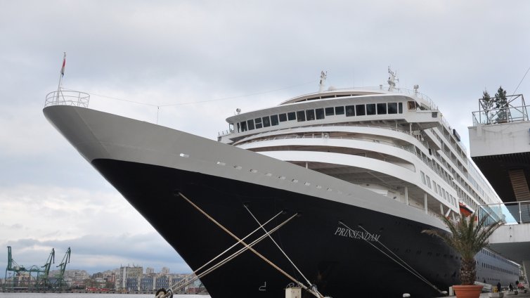 Prinsendam акостира във Варна (СНИМКИ)