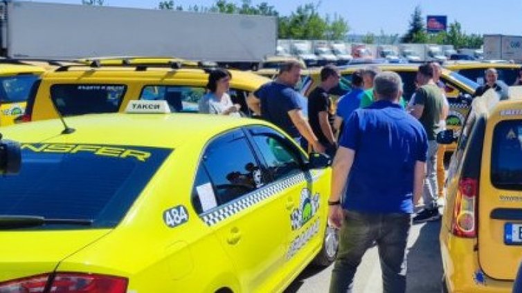 Такситата стягат национален протест