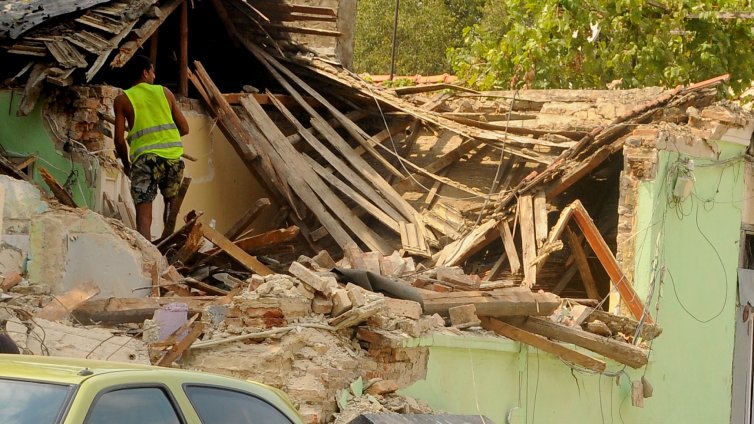 Събориха опасни къщи в "Максуда"