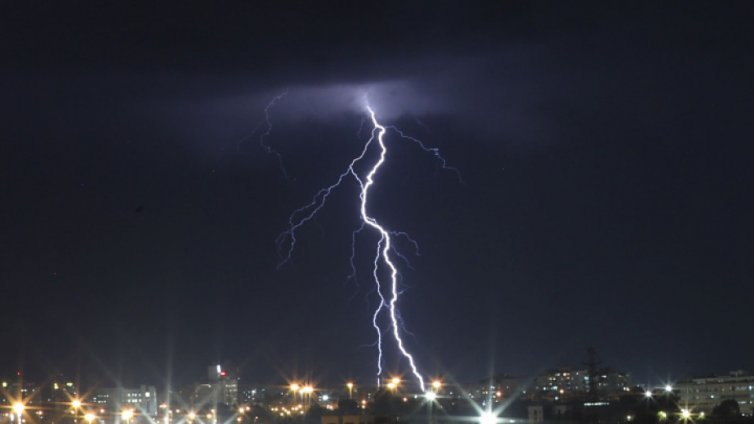 Мълния порази 2 деца на стадиона в Русе