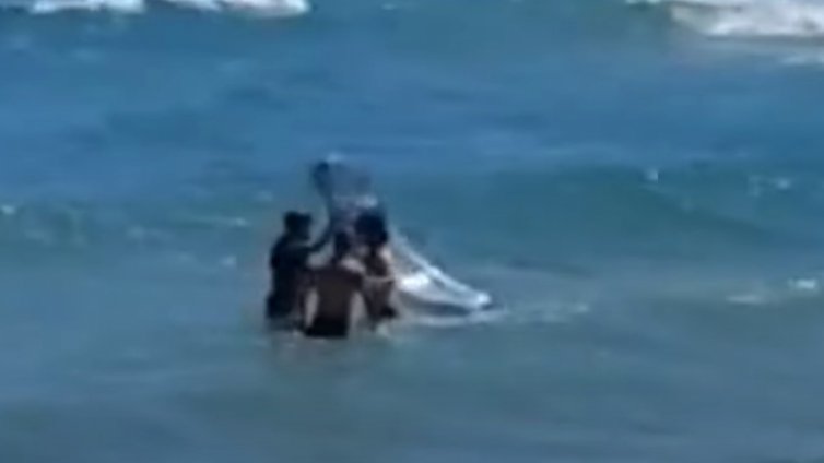 Спасител извади с шамари от морето пиян румънец