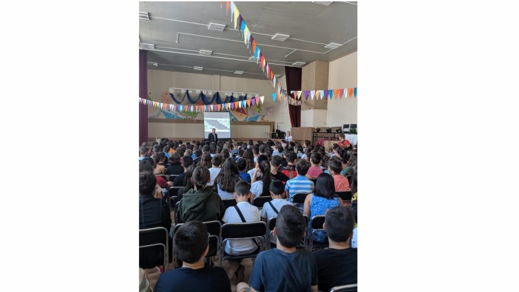 Водещи експерти по сигурността от Израел и преподаватели от ВСУ „Черноризец Храбър“ учат деца как да се пазят от кибертормоз