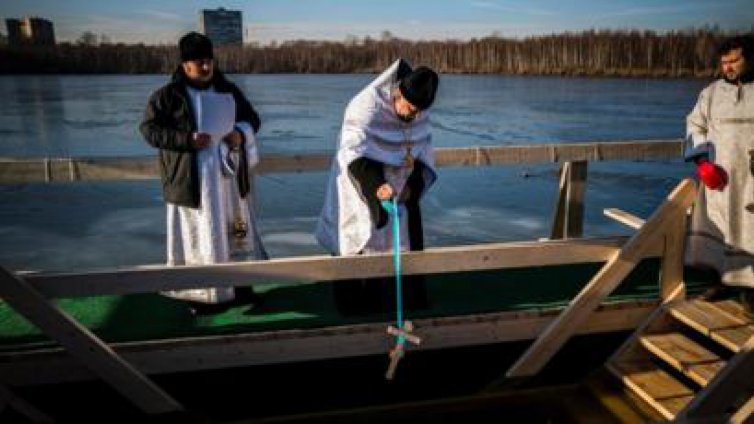 Милиони руснаци участваха в традиционните къпания в ледени води