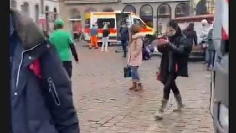 Кола връхлетя пешеходци в Германия, има убити