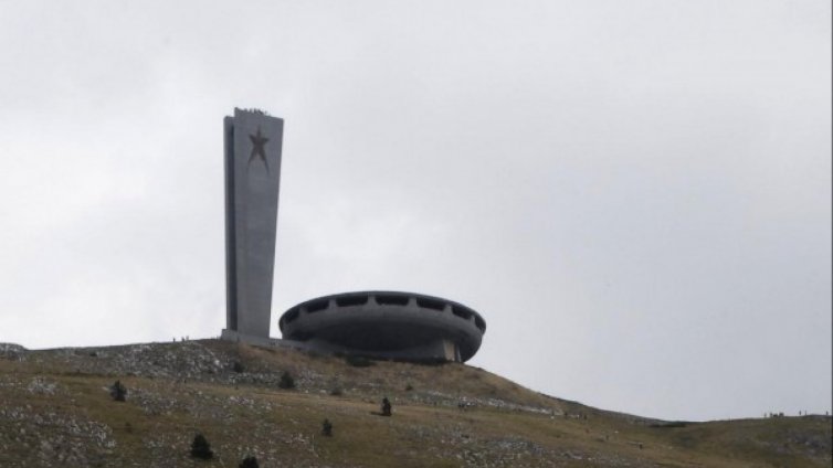 Стягат Чинията на Бузлуджа, правят я хотел или ресторант 