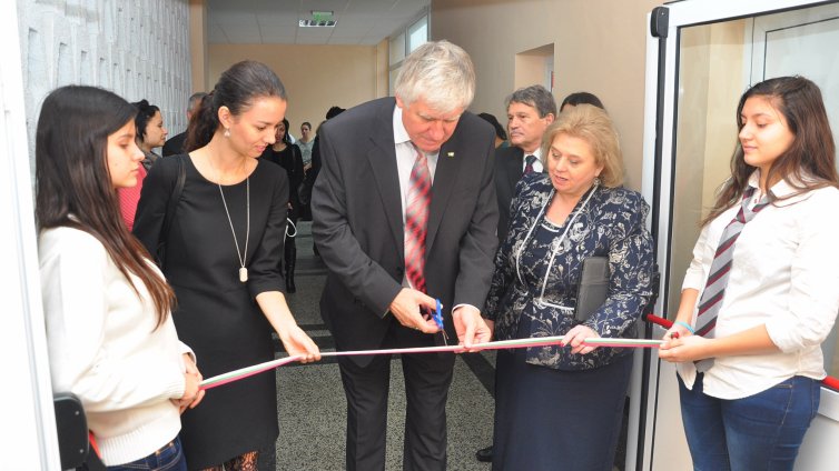 Отвори нов Център по природни науки в Математическата гимназия (СНИМКИ)