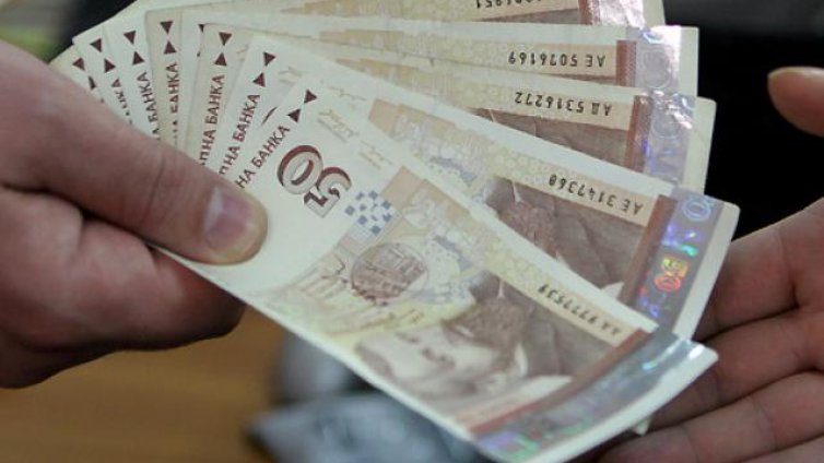 Фирмите, които раздават коледни бонуси, намаляват
