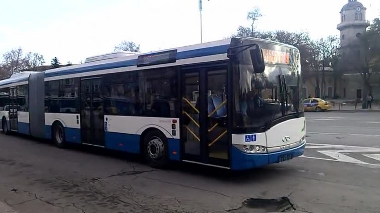 Пускат допълнителни автобуси във Варна за Задушницата в събота