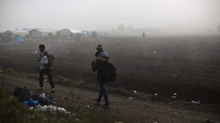 Бежанци пробиха оградата по унгарската граница