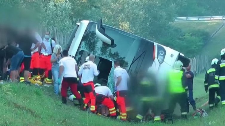 В Унгария: Автобус с полски туристи от България се обърна в канавка