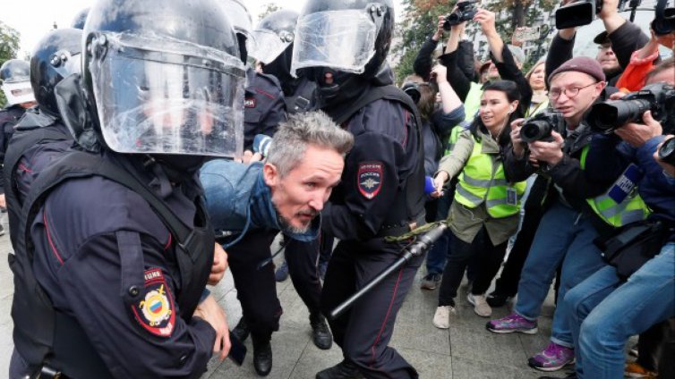 Още 194 души задържани при протести в Москва