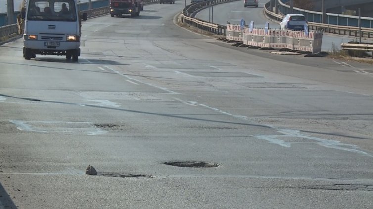 Кратери се отвориха на Аспаруховия мост във Варна