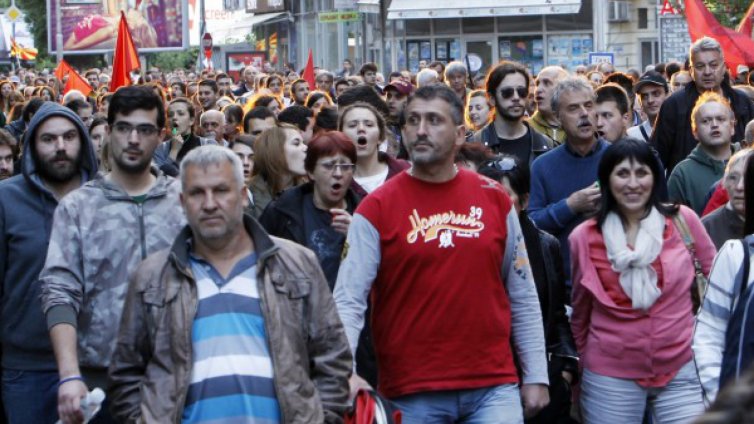 Опозицията в Македония за поредна вечер протестира