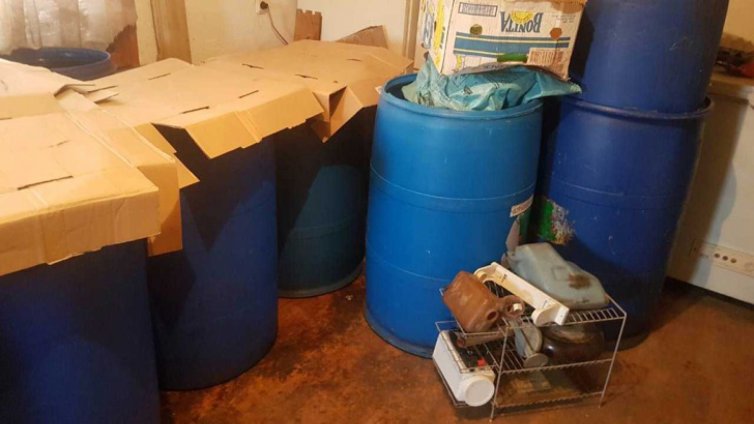 Близо 3,5 т ракия задържаха митничари във ферма за патици