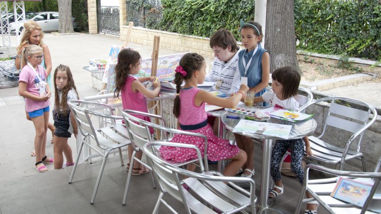 Деца рисуват в творческа асамблея на открито във Варна (СНИМКИ)