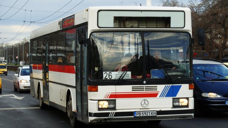 Автобус на градския транспорт се вряза в сграда в Пловдив  